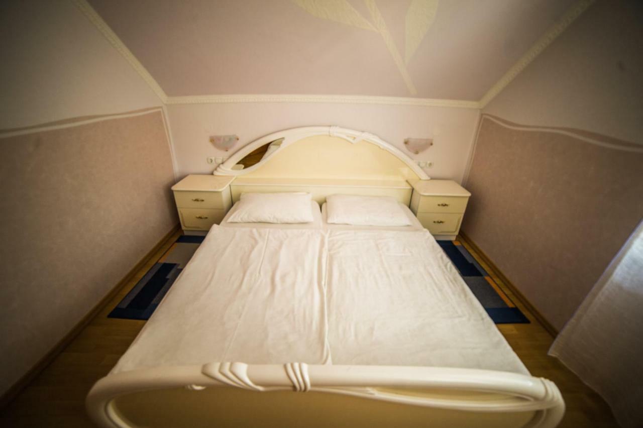 Gostisce Pri Dveh Petelinih Hotel Bled Exterior foto